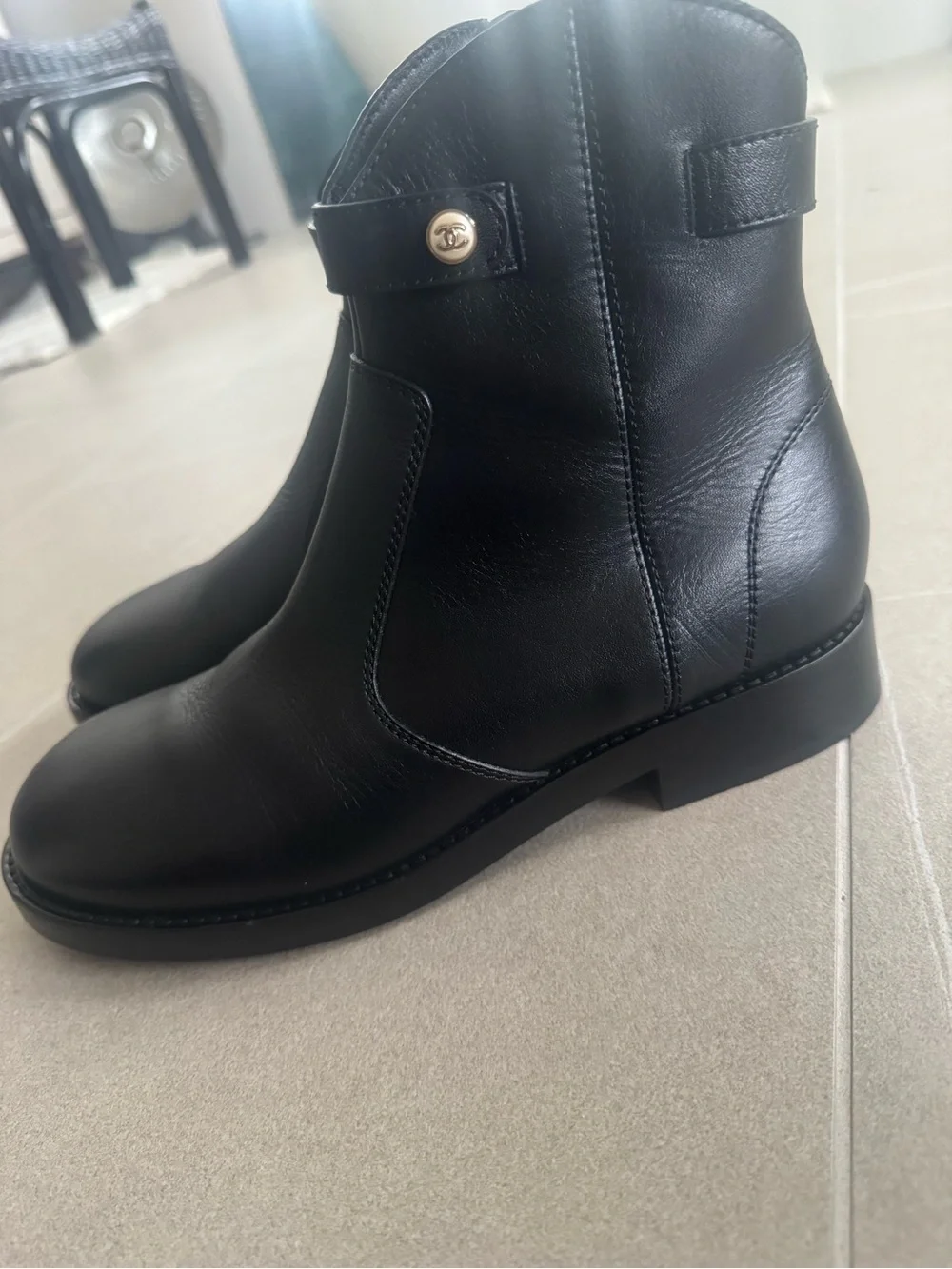 CHANEL size 42
